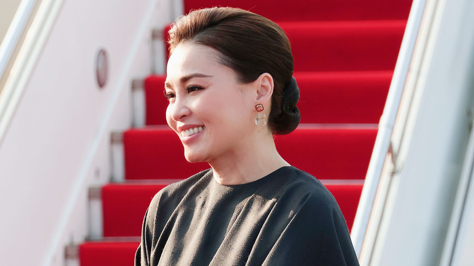 Suthida de Tailandia, una reina fuera de lo común: pilota el avión real hasta Japón y sorprende con una escena inesperada