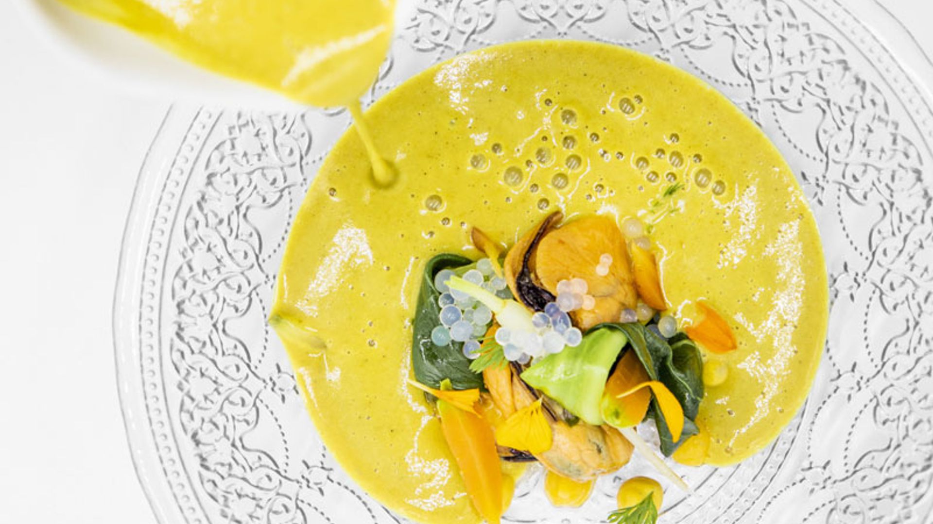 Mejillón de Galicia con escabeche cítrico y sopa de lentejas