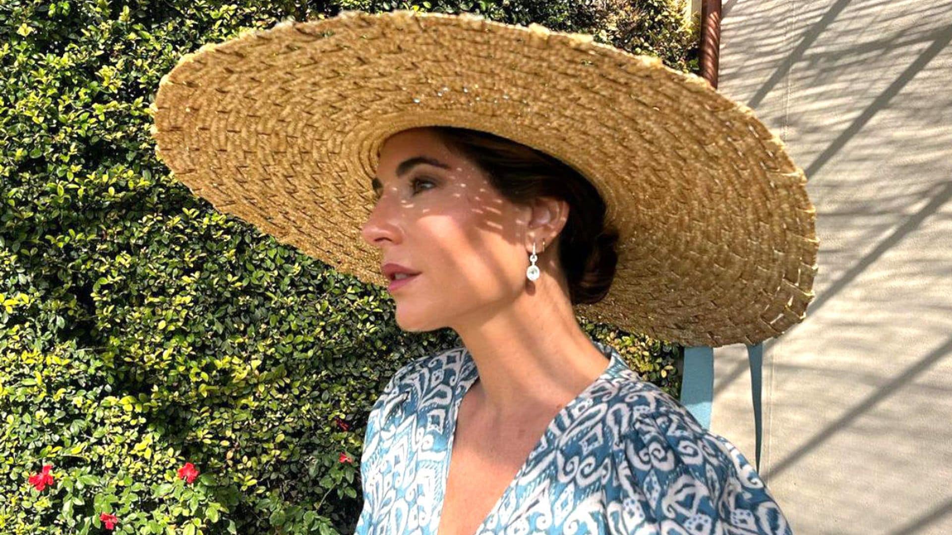 Lourdes Montes transforma un sencillo vestido en el perfecto look de invitada para la boda de su hermano