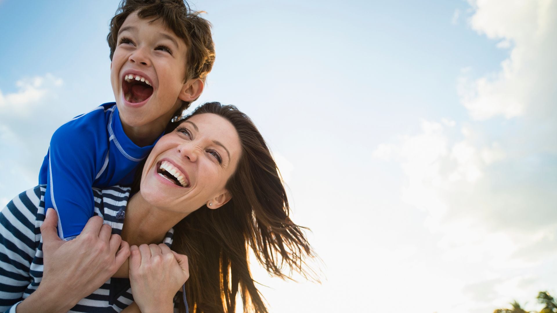 Niño feliz con su madre