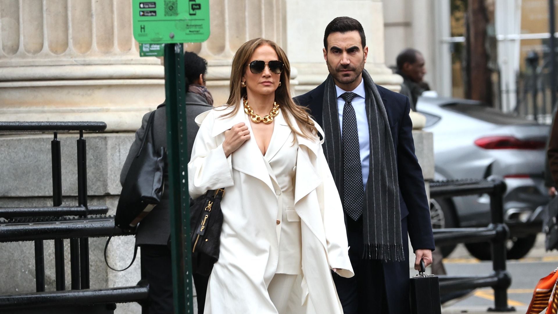 Jennifer Lopez sorprende en sofisticados 'looks' de sastrería mientras filma su nueva película