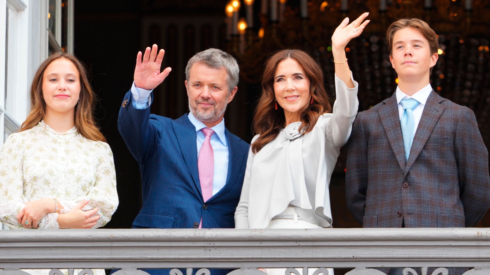 El rey Federico, que cumple 58 años, saliendo sa ludar al balcón del Palacio de Amalienborg (Copenhague) junto a su mujer, la reina Mary, y dos de sus hijos: Josephine y Vincent, el 26 de mayo de 2026