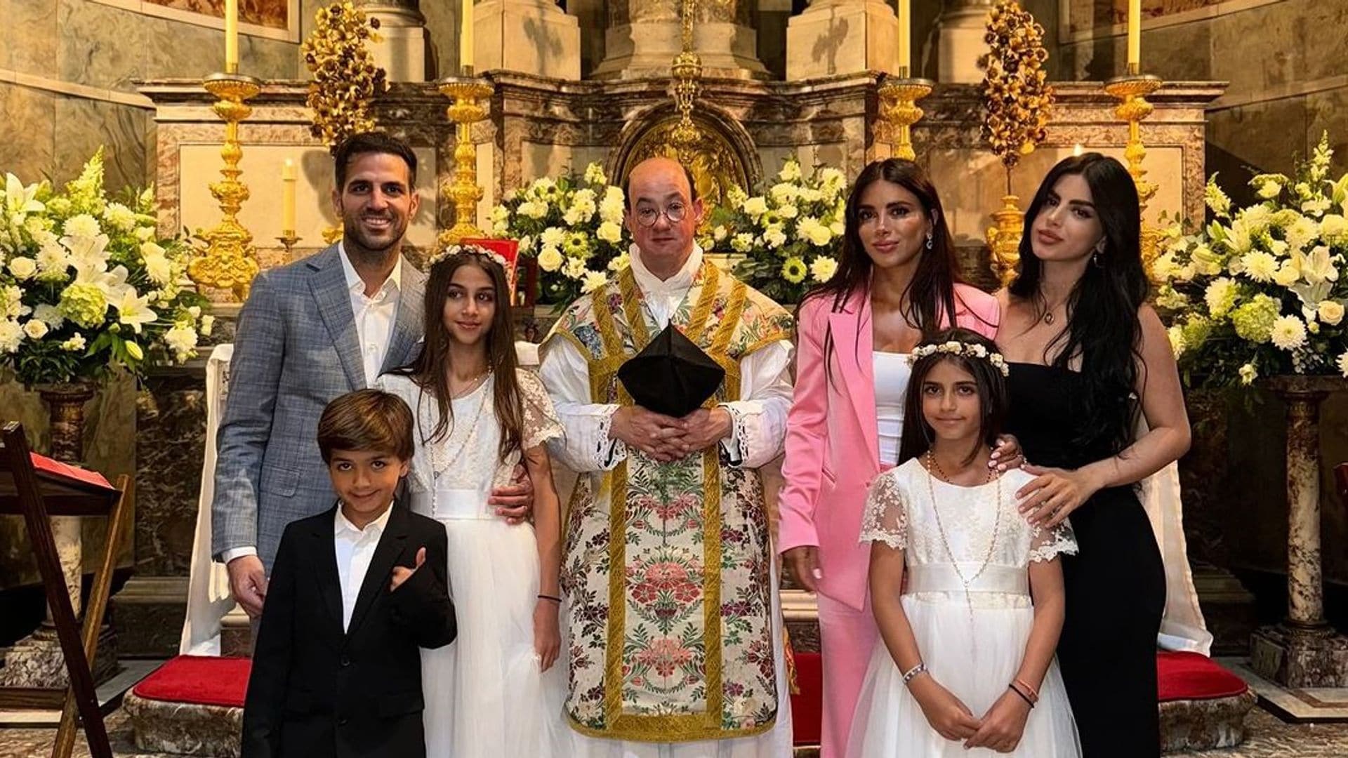 Cesc Fábregas con su mujer Daniella Semaan, sus tres hijos y la hija de Daniella, en la comunión de las dos pequeñas, julio 2024