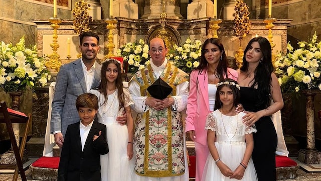 Cesc Fábregas con su mujer Daniella Semaan, sus tres hijos y la hija de Daniella, en la comunión de las dos pequeñas, julio 2024