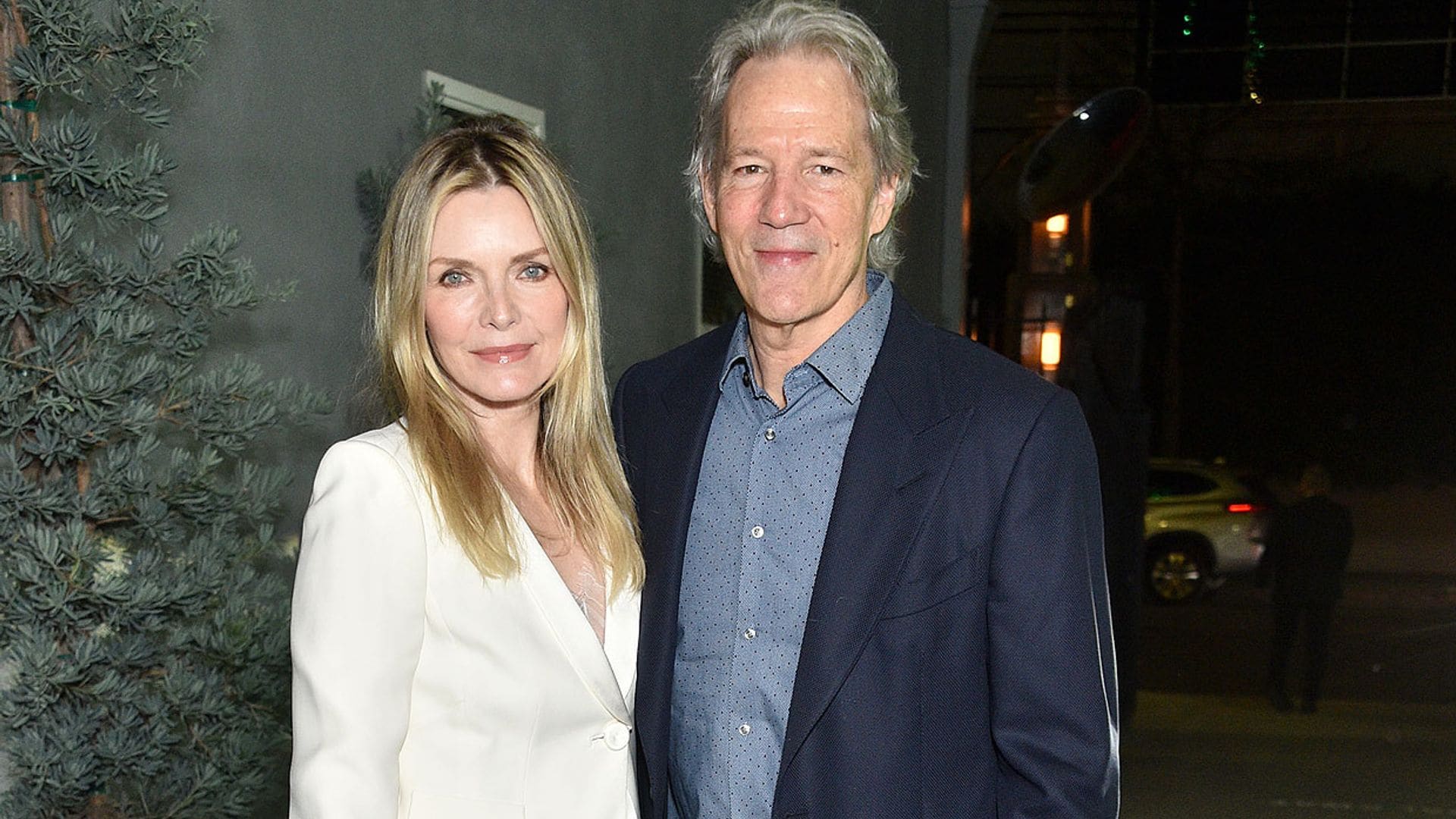 Michelle Pfeiffer sorprende posando con su marido, el guionista  David E.Kelley