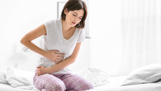 mujer dolor estomago