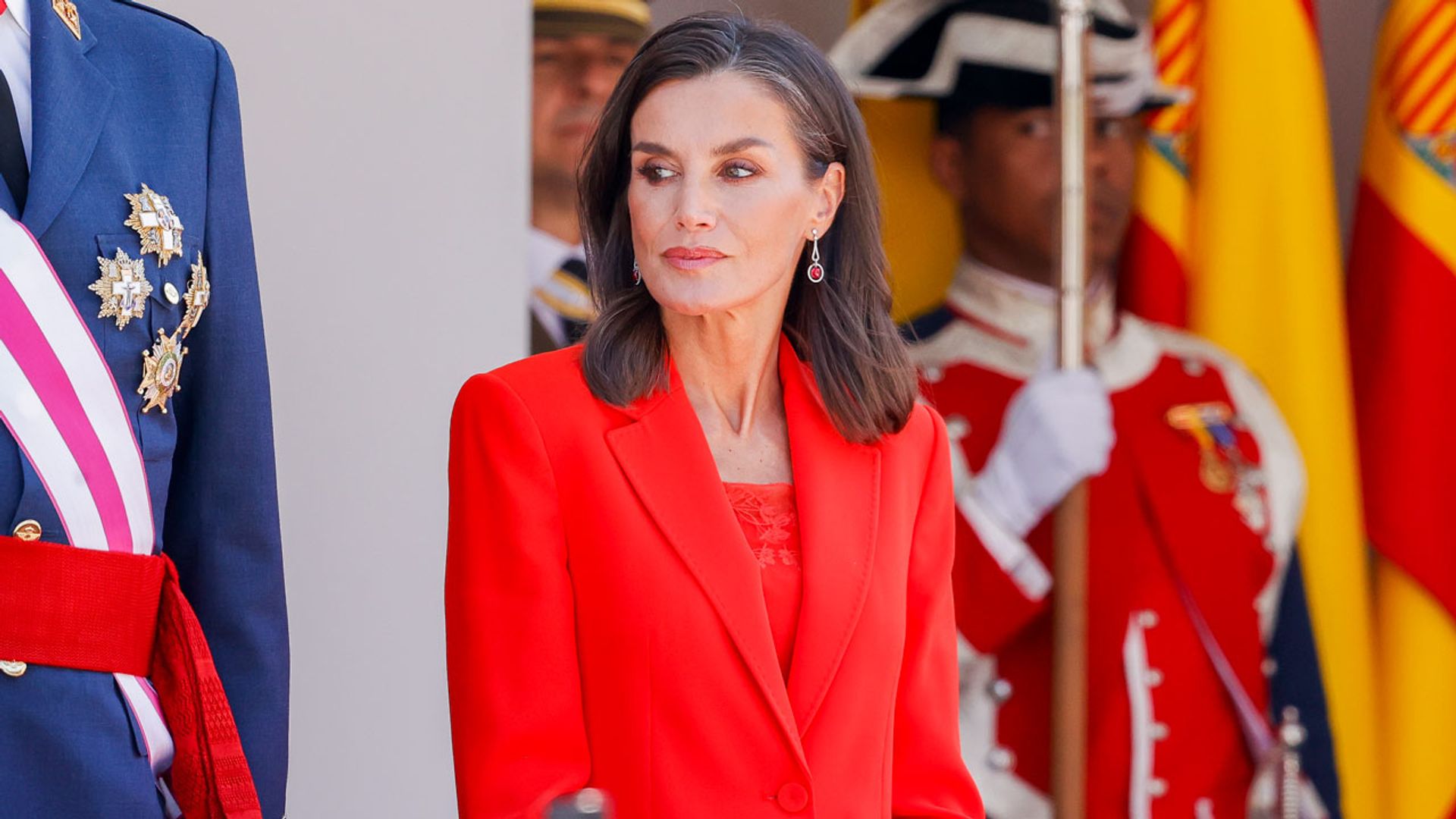 Zapatillas superplanas y traje rojo de firma española, el insólito look que doña Letizia ha lucido en el Día de las Fuerzas Armadas