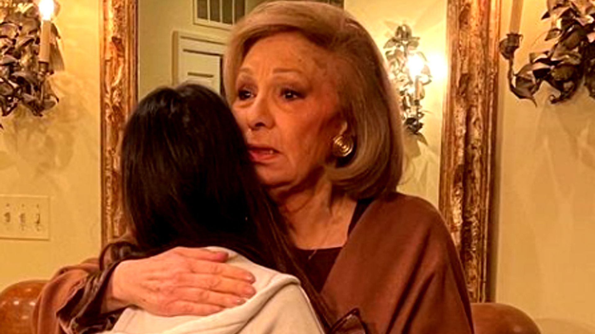 El emocionante reencuentro entre Farah Diba y su nieta Noor tras dos años sin verse