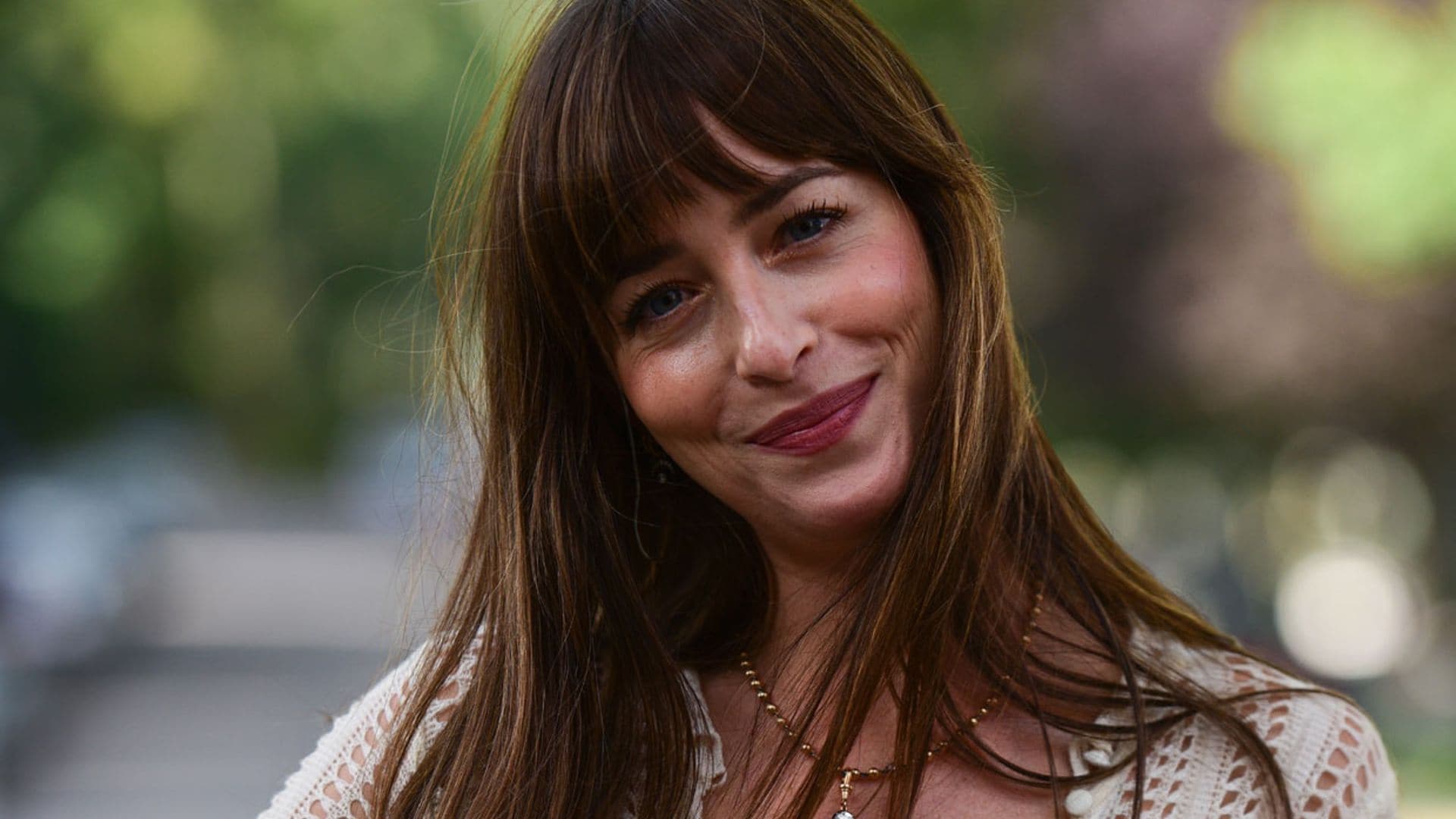 ¿Es bueno dormir 14 horas como hace Dakota Johnson?