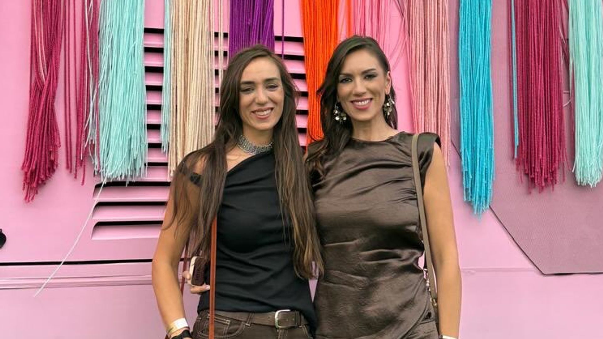 Patricia Pardo y su hermana Tamara, en Macondo Park