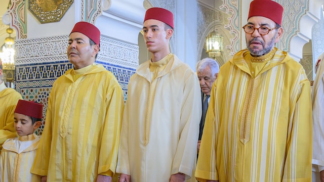 Su Majestad el Rey, Comandante de los Creyentes, realiza la oración del Eid Al-Fitr en la mezquita "Ahl Fez" de Rabat. Mayo 2025