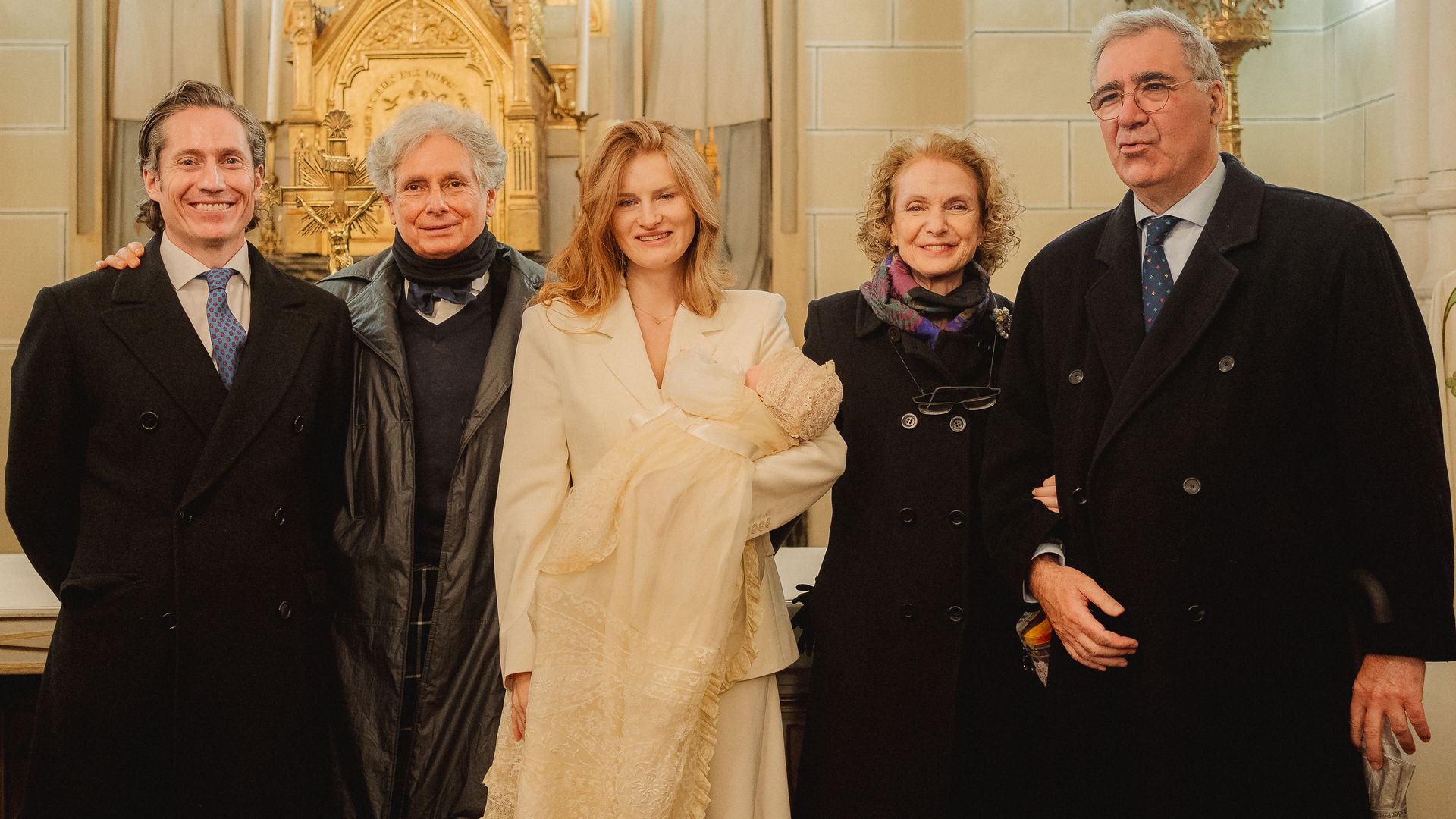 Pepe Márquez, hijo de Pilar; Gabriel Glez de Gregorio, hermano de Pilar e hijo de la duquesa Roja; Anya; Pilar y Alfonso Pérez Maura