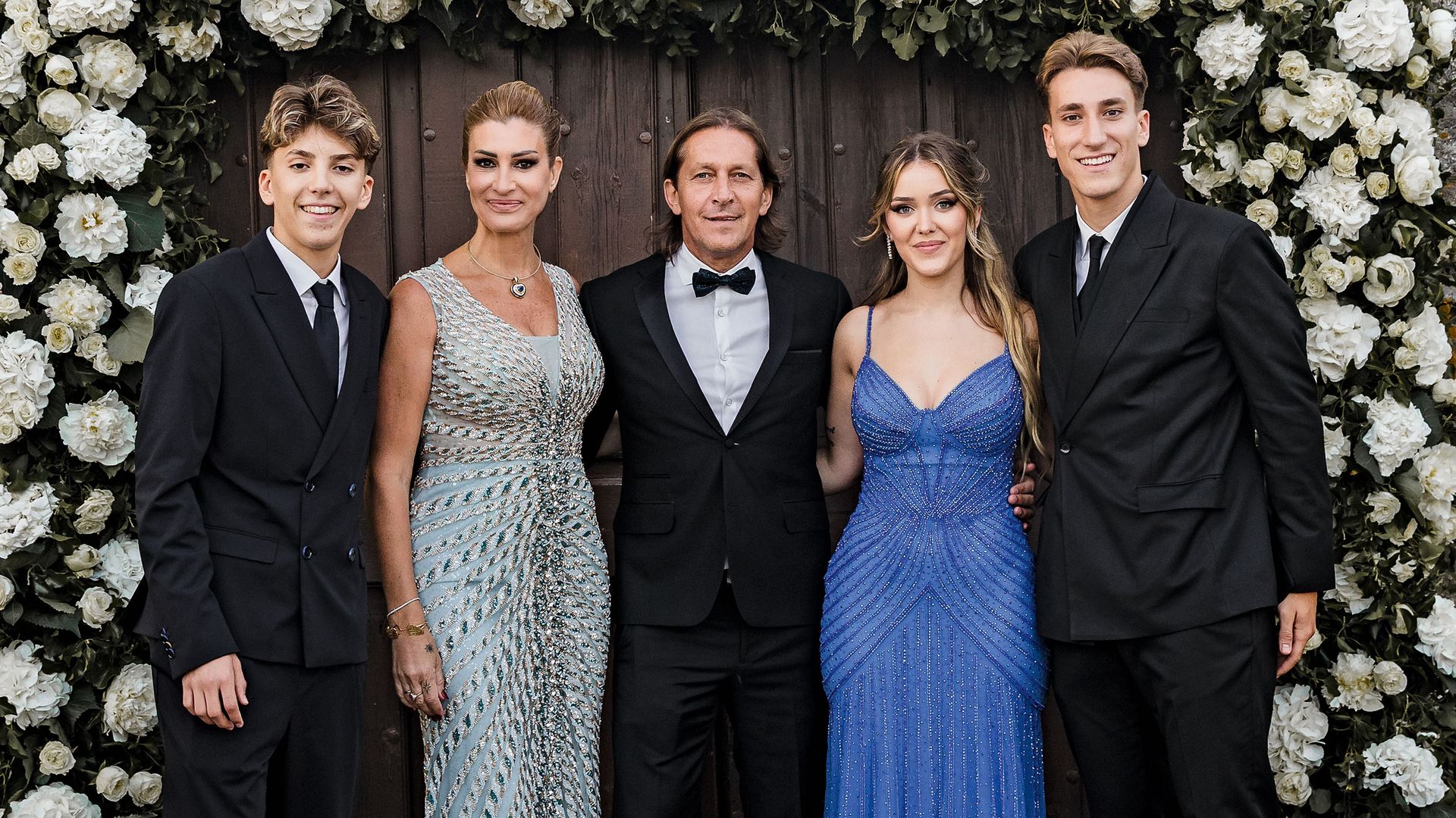 La pareja con sus tres hijos, Alan, Miguel (que también juegan al fútbol) y Malu, que es artista