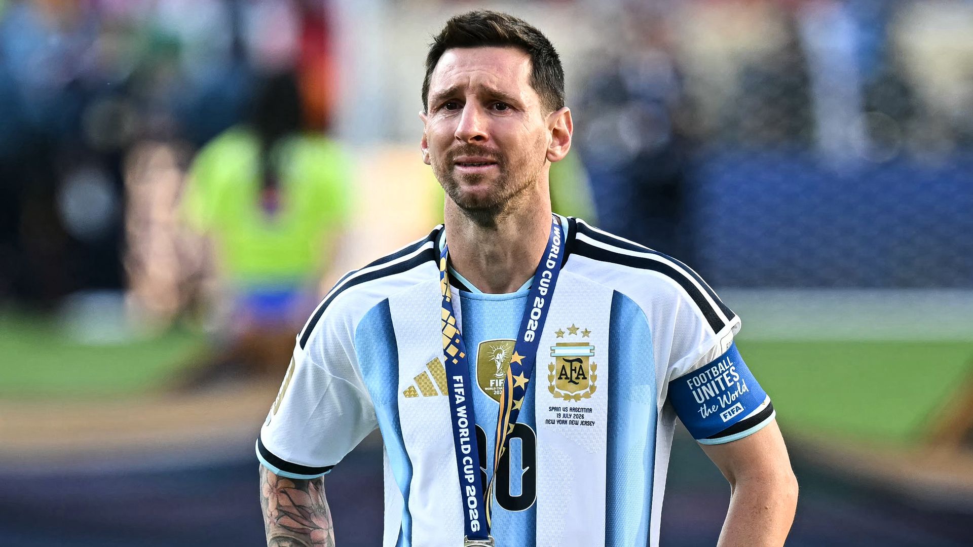 Lionel Messi llora durante la ceremonia de premiación en la final del Mundial 2026.