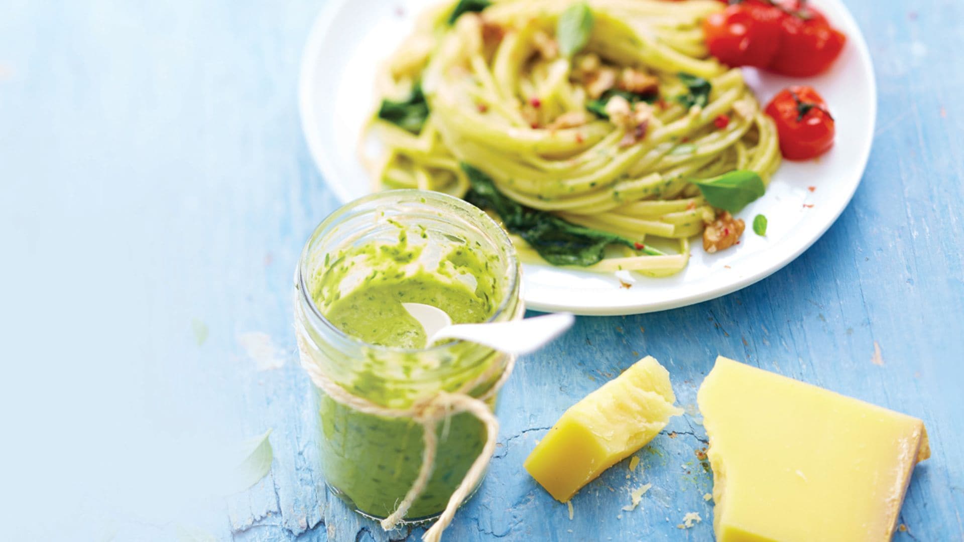 Linguini con pesto de albahaca y queso Gruyère