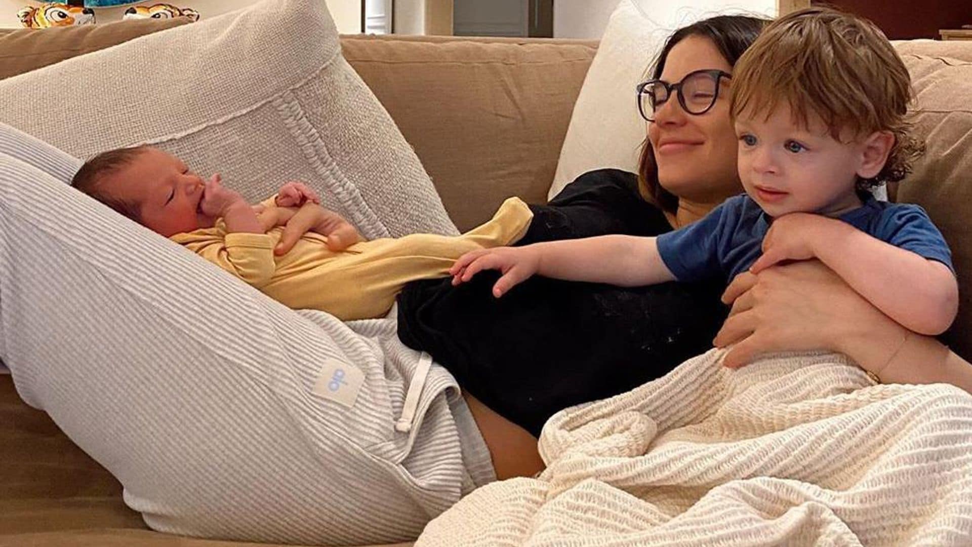 Noah, el hijo de ‘Chicharito’ Hernández, está encantado con su hermanita menor y estas fotos lo prueban