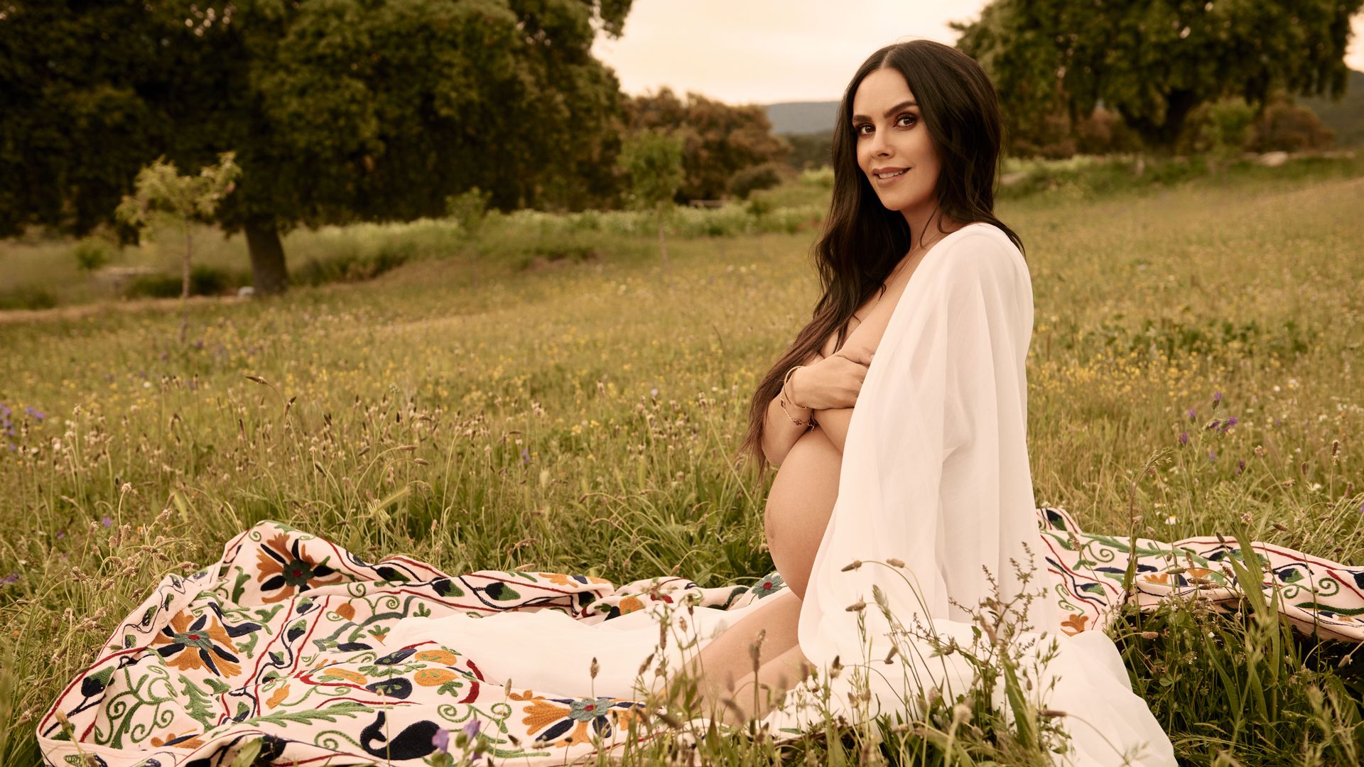 Así ha sido la espectacular sesión de fotos de Cristina Pedroche para ¡HOLA! a punto de dar a luz
