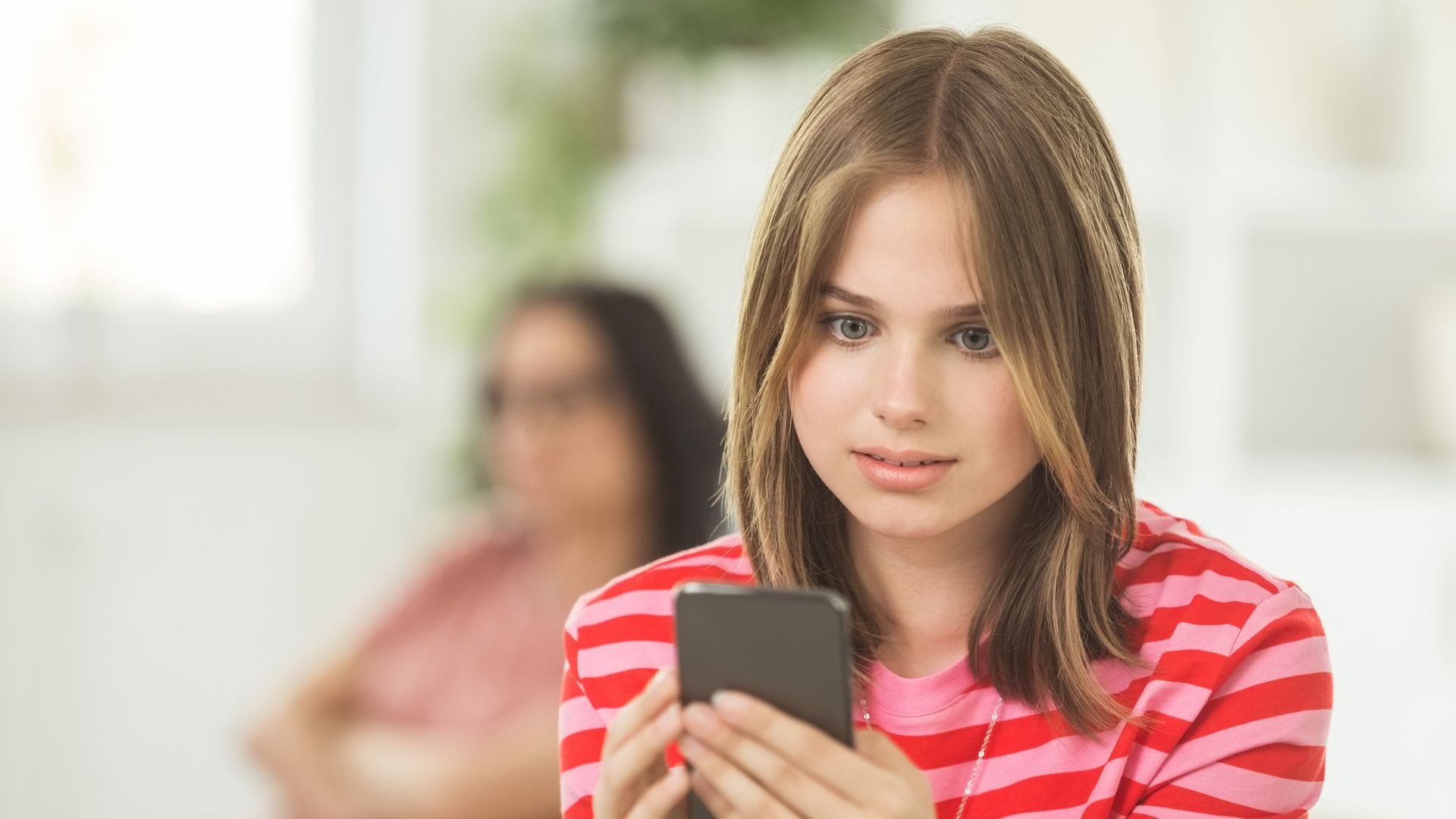 Adolescente con el móvil