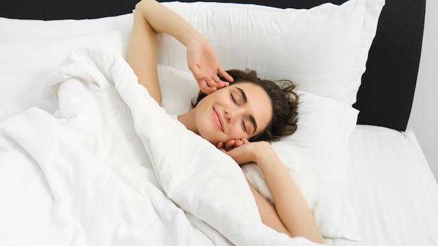 mujer despertándose en la cama