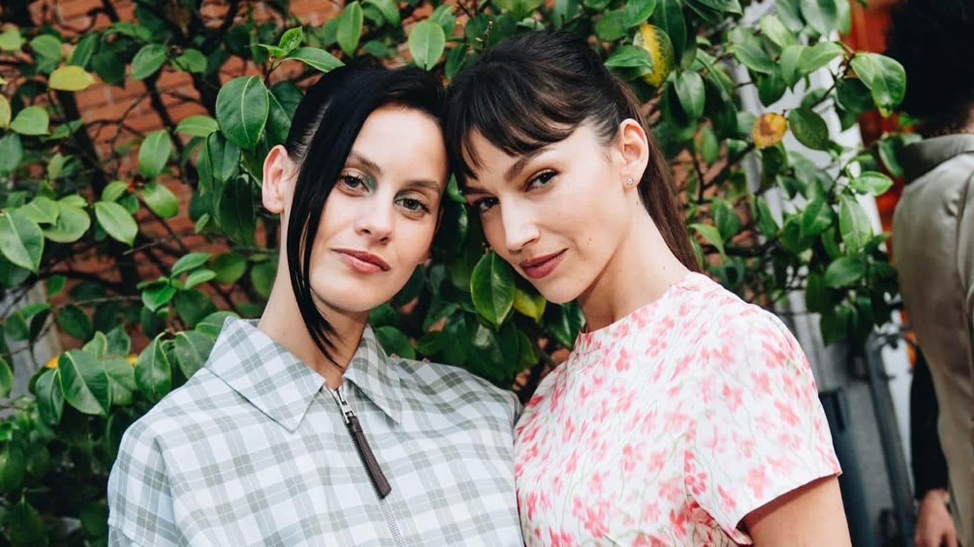 Úrsula Corberó deslumbra en Madrid con su vestido floral junto a una Milena Smit que se rinde al poder del ‘matching set’
