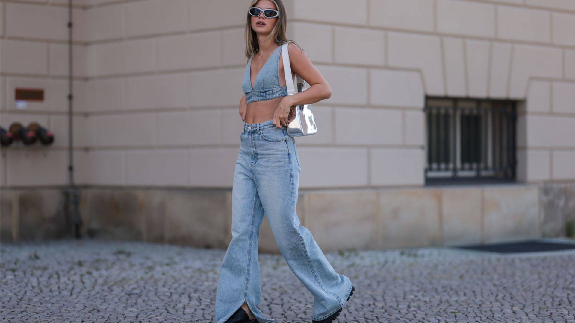 Así combina nuestra estilista las sandalias 'gorpcore' de supertendencia