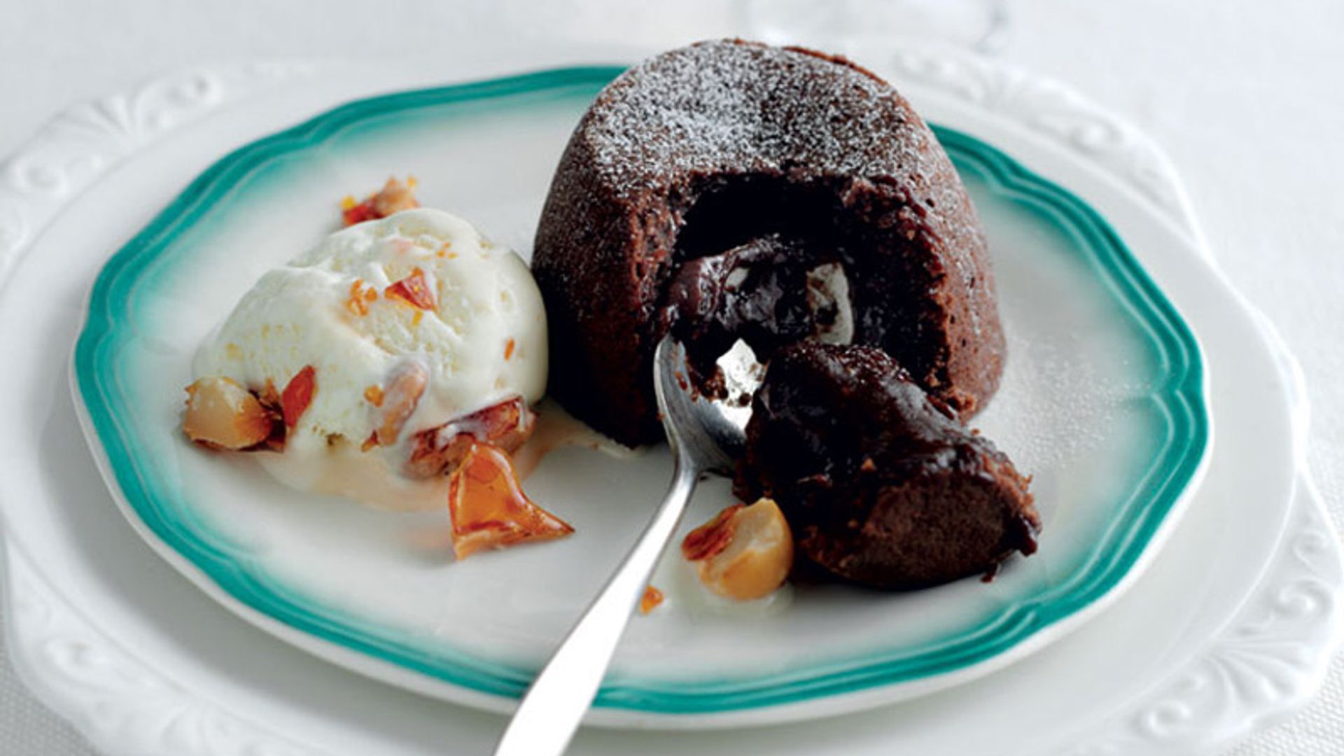 'Fondant' de chocolate salado con caramelo y helado de macadamia