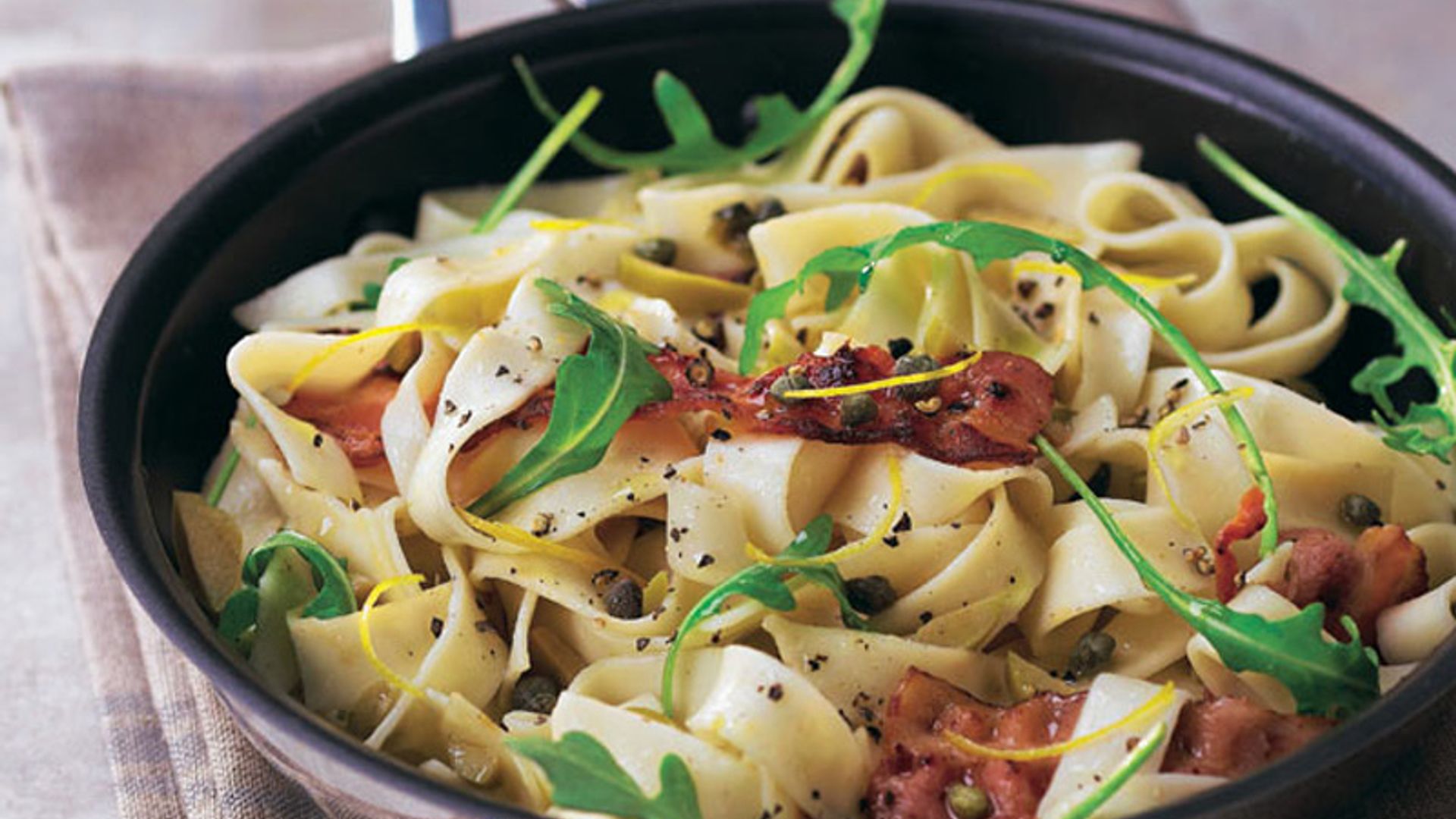 'Pappardelle' con beicon y rúcula