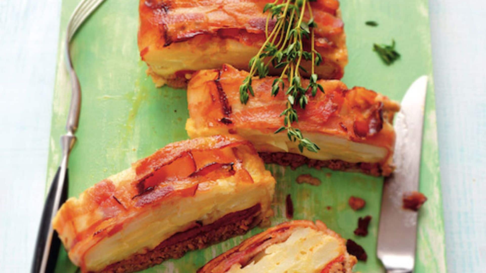 Pastel de carne y tortilla de patata envuelta en beicon