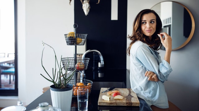 Mujer comiendo una manzana 