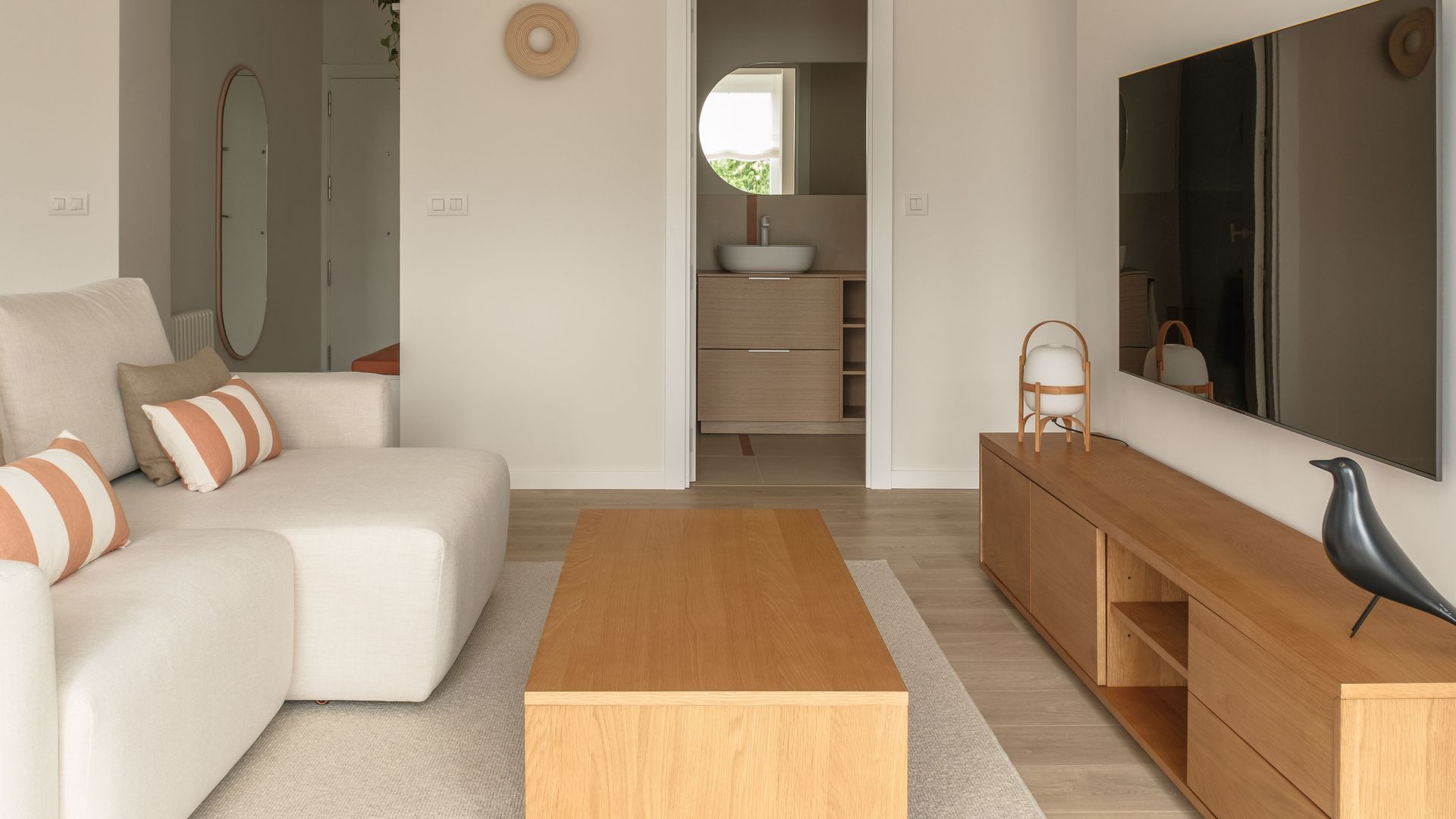 Salón con vista al baño y al recibidor