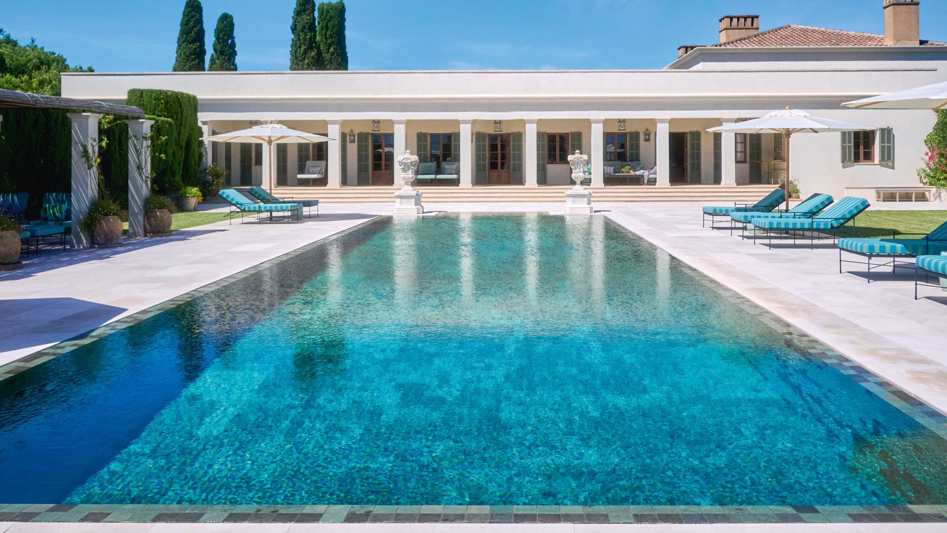 La piscina de la casa de James Costos y Michael Smith