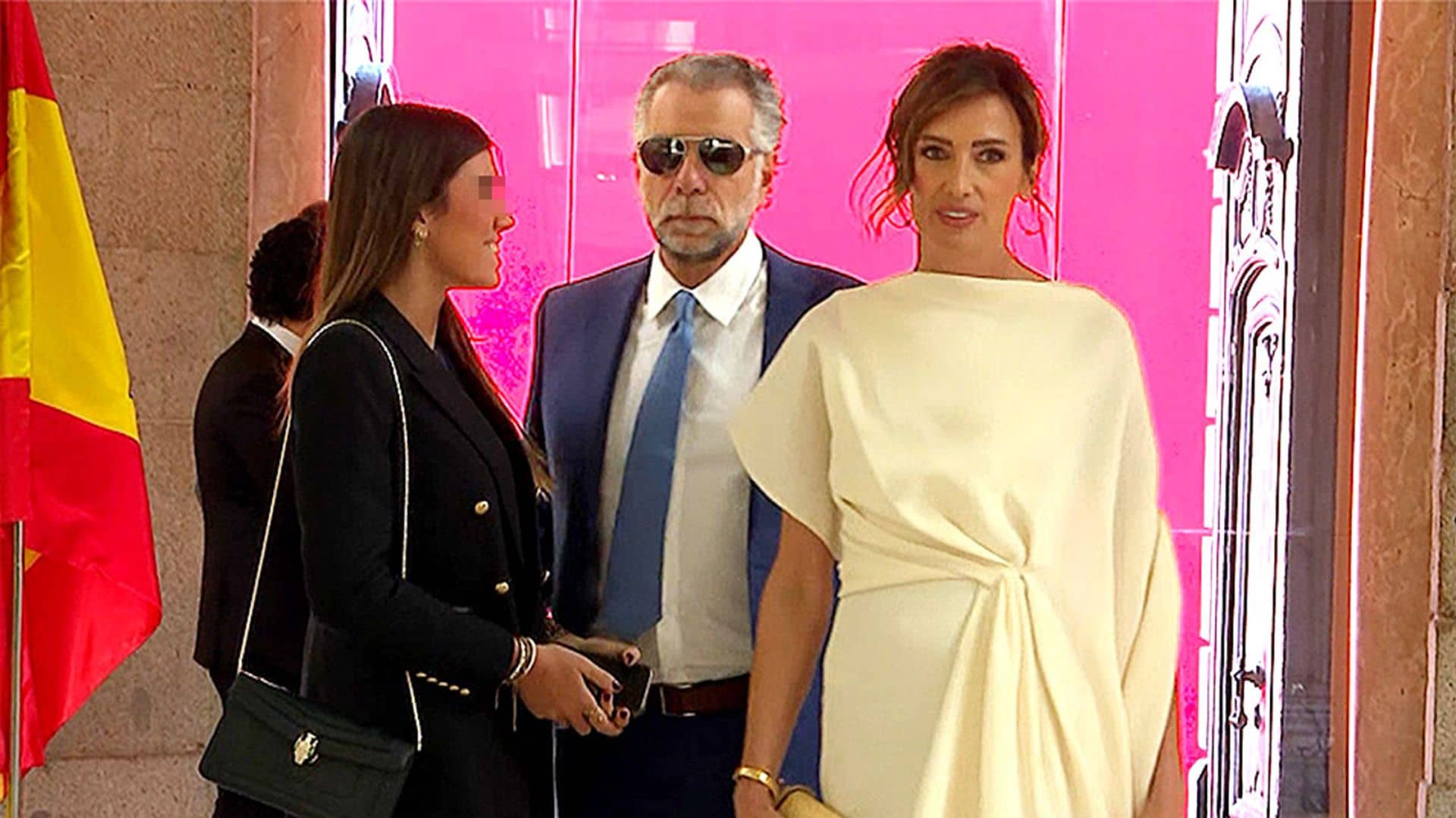 Nieves Álvarez, a punto de romper a llorar, recibe la Gran Cruz del 2 de Mayo arropada por Bill Saad y su hija Bianca
