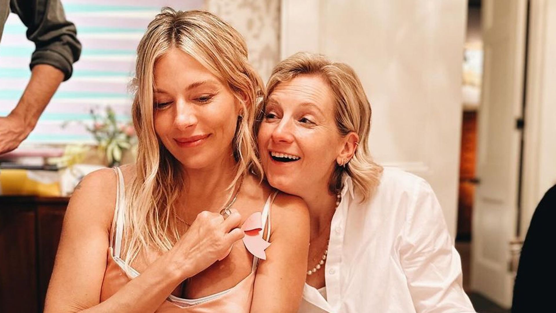 Las imágenes de la 'baby shower' de Sienna Miller con las que da una pista sobre el sexo de su futuro bebé