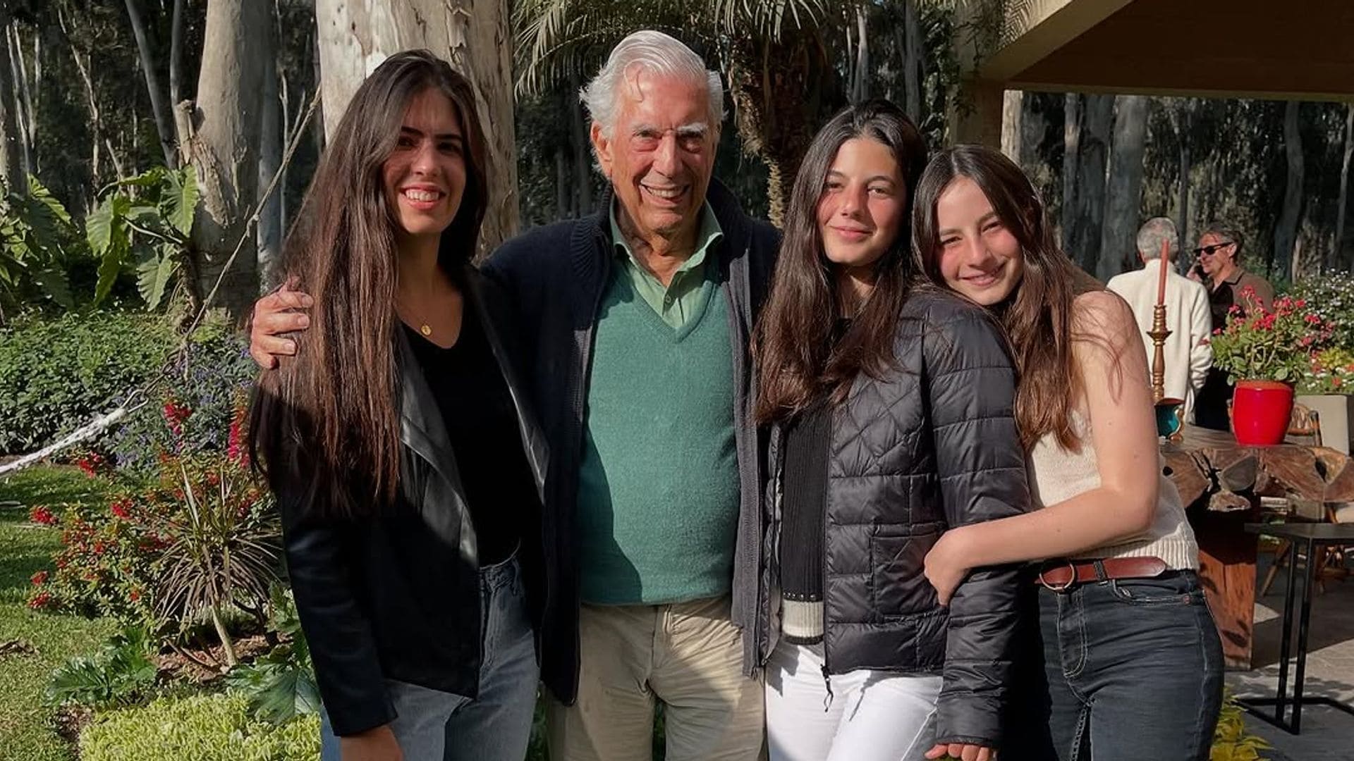 Mario Vargas Llosa con sus nietas