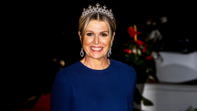 Máxima deslumbra con una falda de encaje, tiara de zafiros y este broche que lleva de forma original