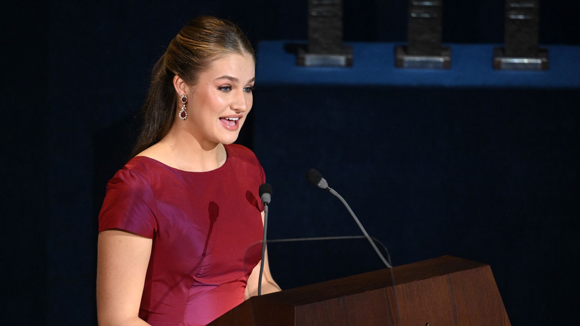 La princesa Leonor habla sobre el escenario durante la ceremonia de entrega de los Premios Princesa de Asturias 2026