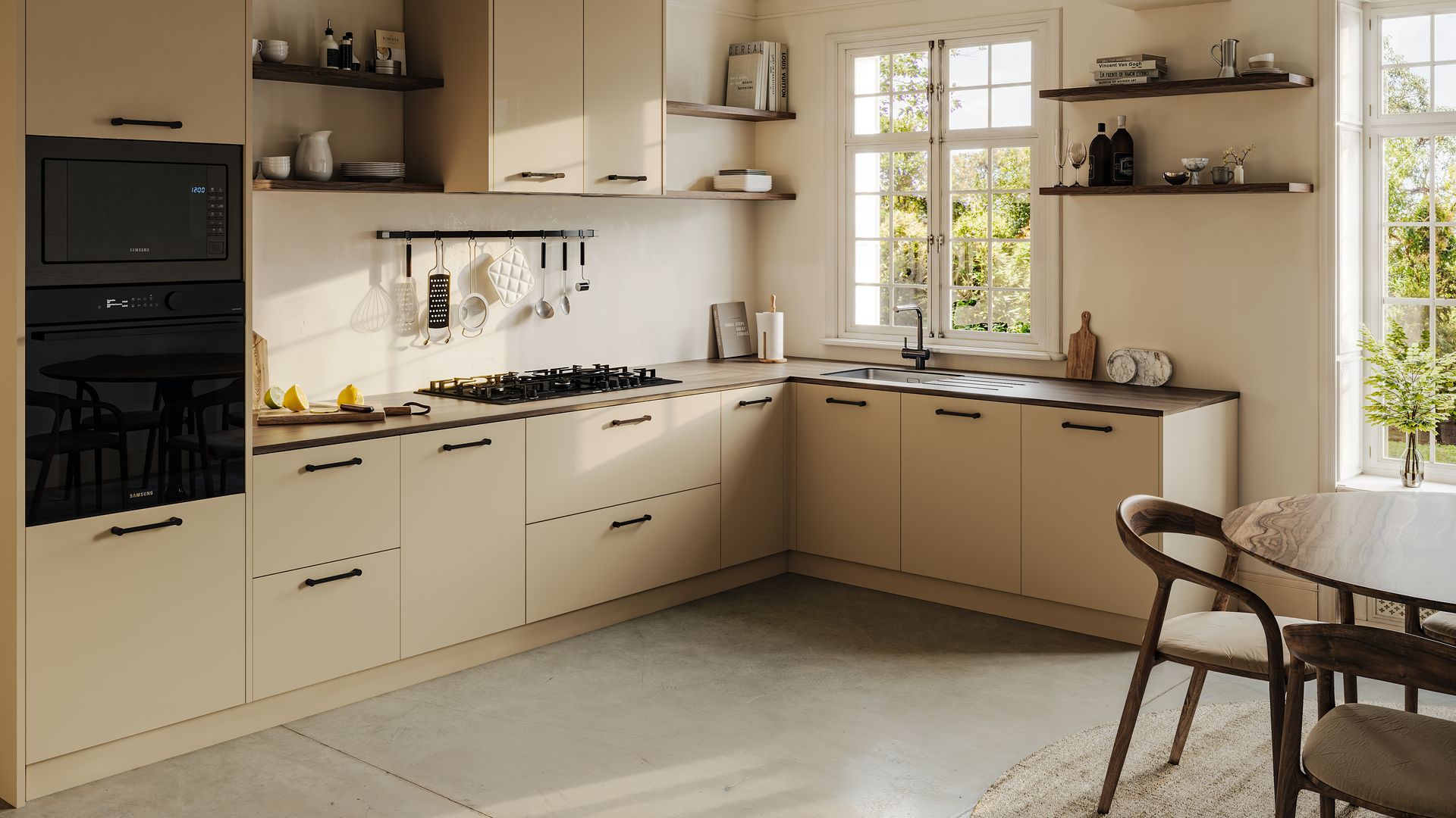 Cocina con salida al jardín con muebles beige, armarios superiores, fogón, horno y microondas