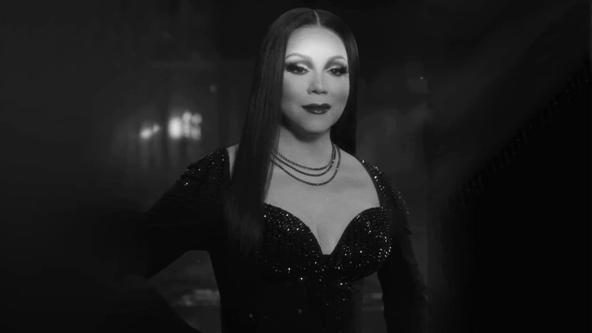 Mariah Carey inaugura la Navidad con un divertido vídeo convirtiendo a Morticia Addams en Mamá Noel