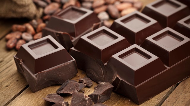 el chocolate oscuro es uno de los alimentos base de la dieta sirtfood