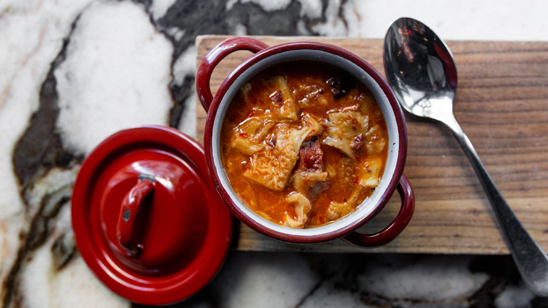 Prepara el pan para mojar ¡que comemos callos!