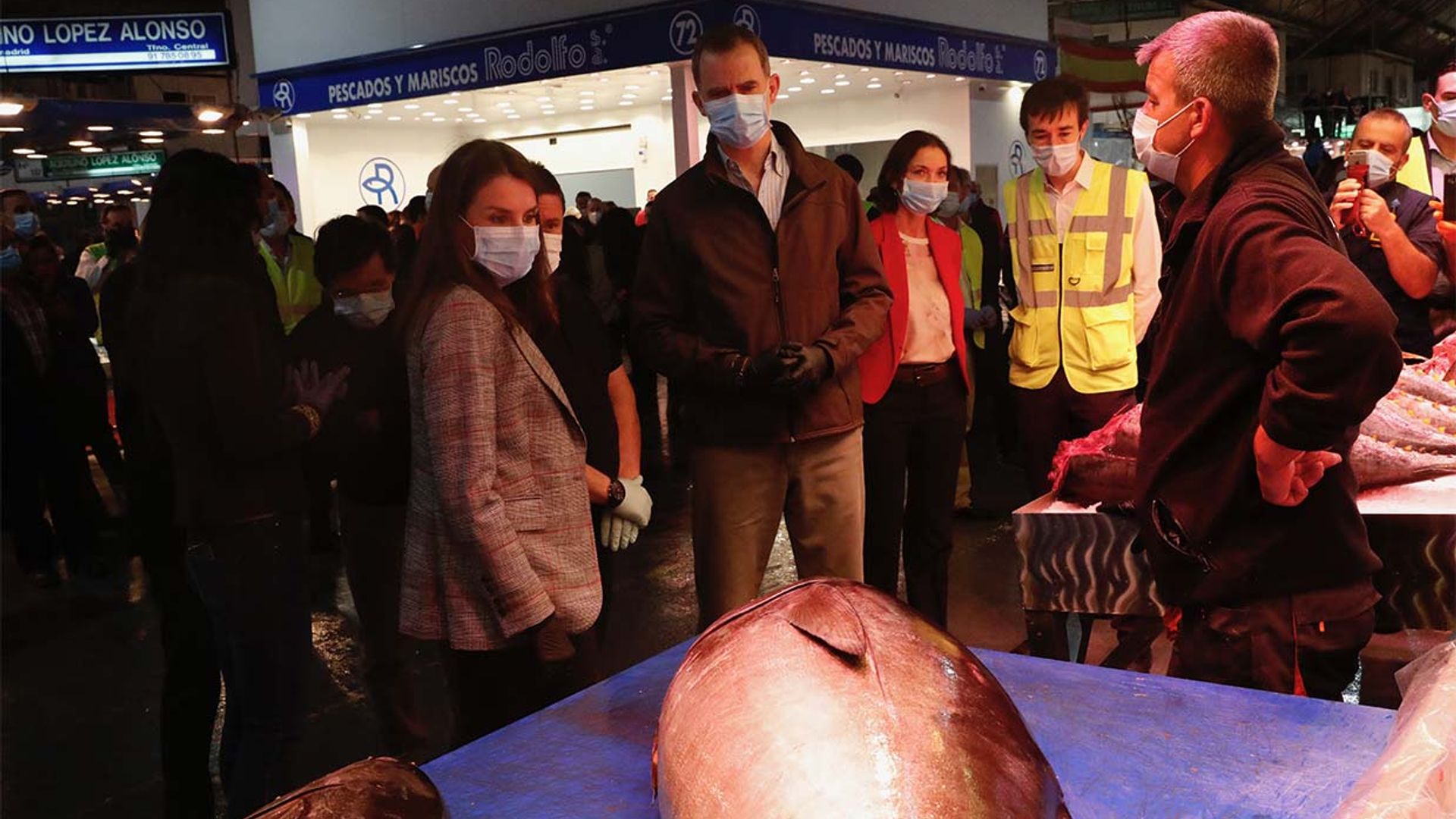 Entre puestos de pescado, verdura y fruta: así ha sido el recorrido de los Reyes por Mercamadrid