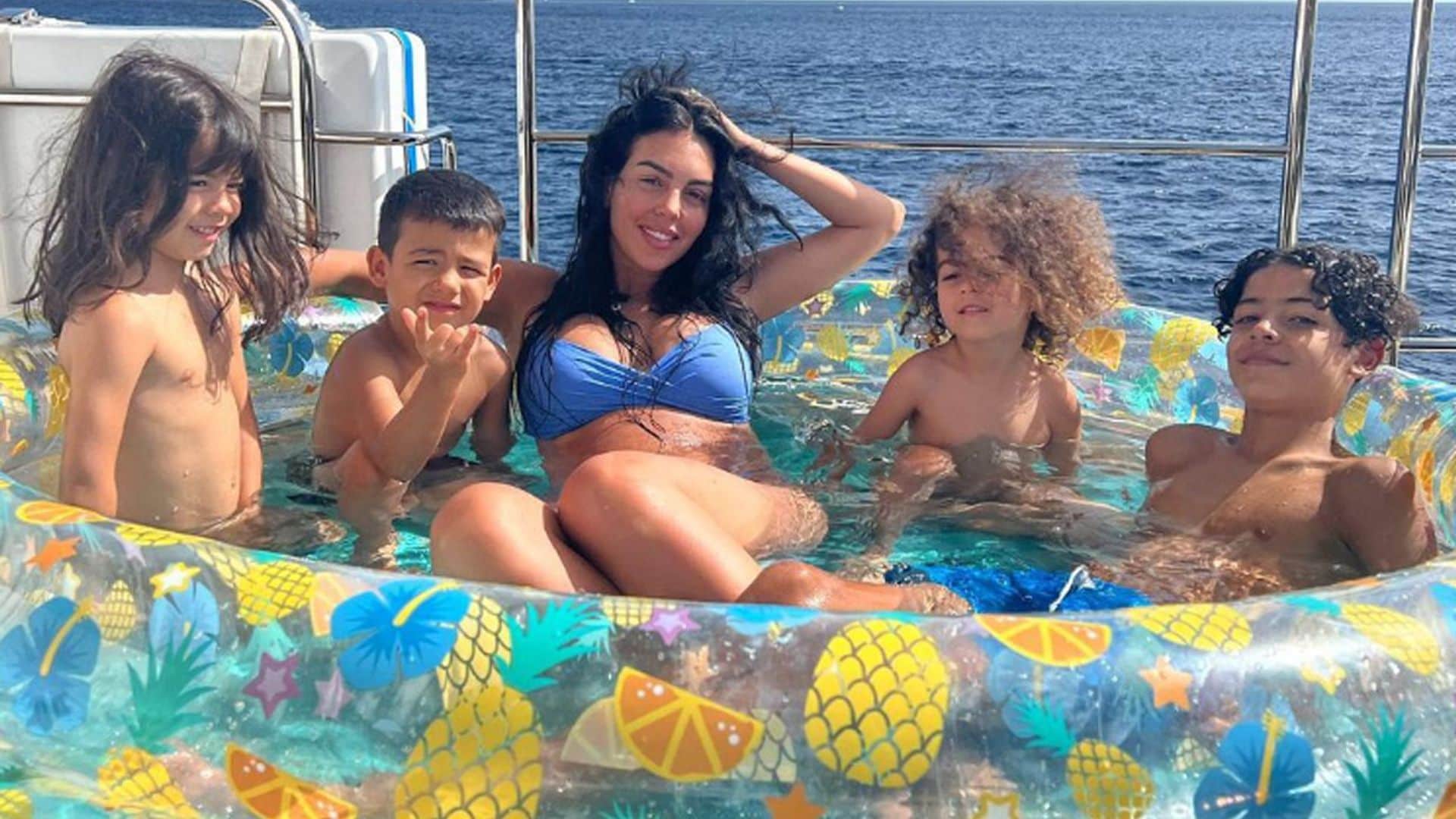Georgina Rodríguez, como una niña más entre toboganes y colchonetas con los pequeños de la casa