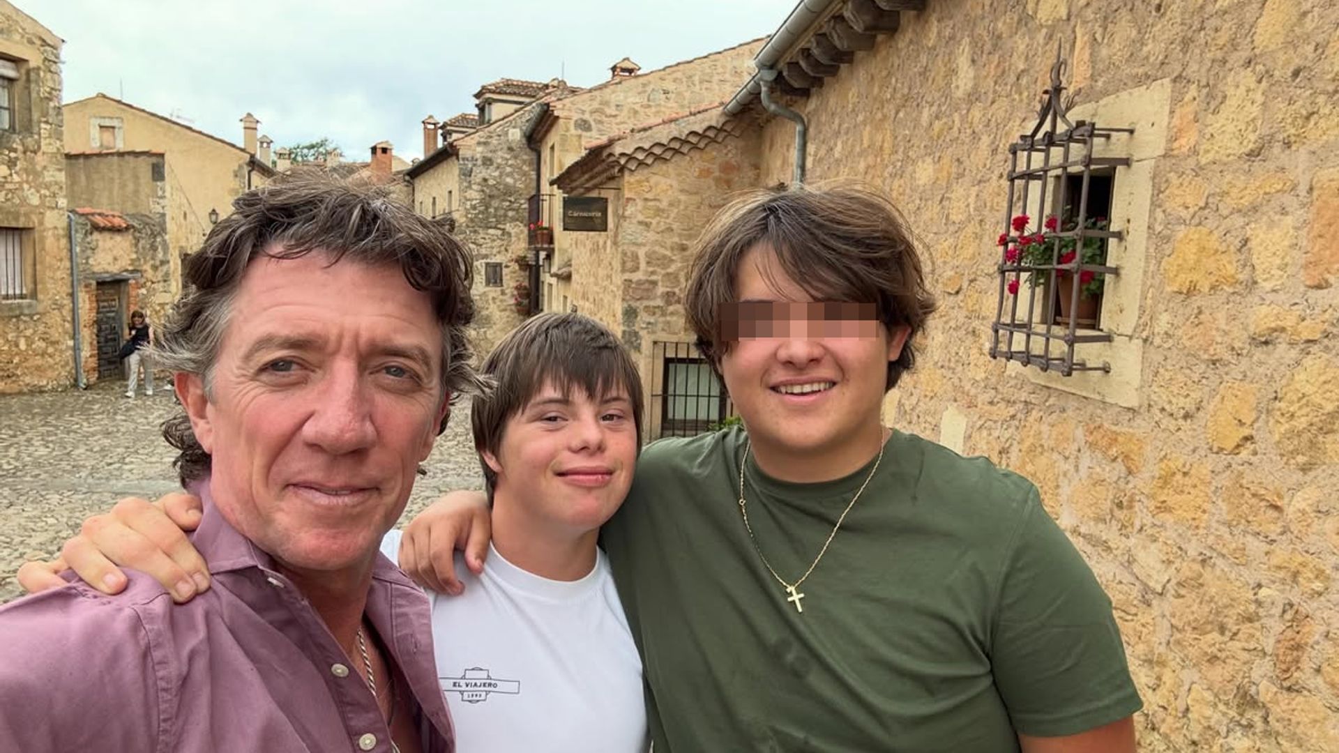 Nicolás Vallejo-Nágera disfrutó de una feliz jornada en Pedraza junto a su hijo Andrea, que reside en Miami, y su sobrino Rosco, hijo de Samantha Vallejo-Nágera