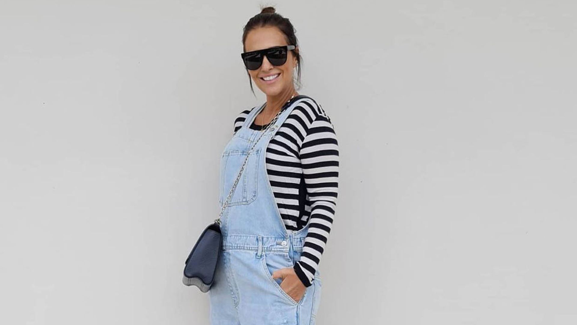 Embarazada o no, vas a querer combinar el peto vaquero como Paula Echevarría