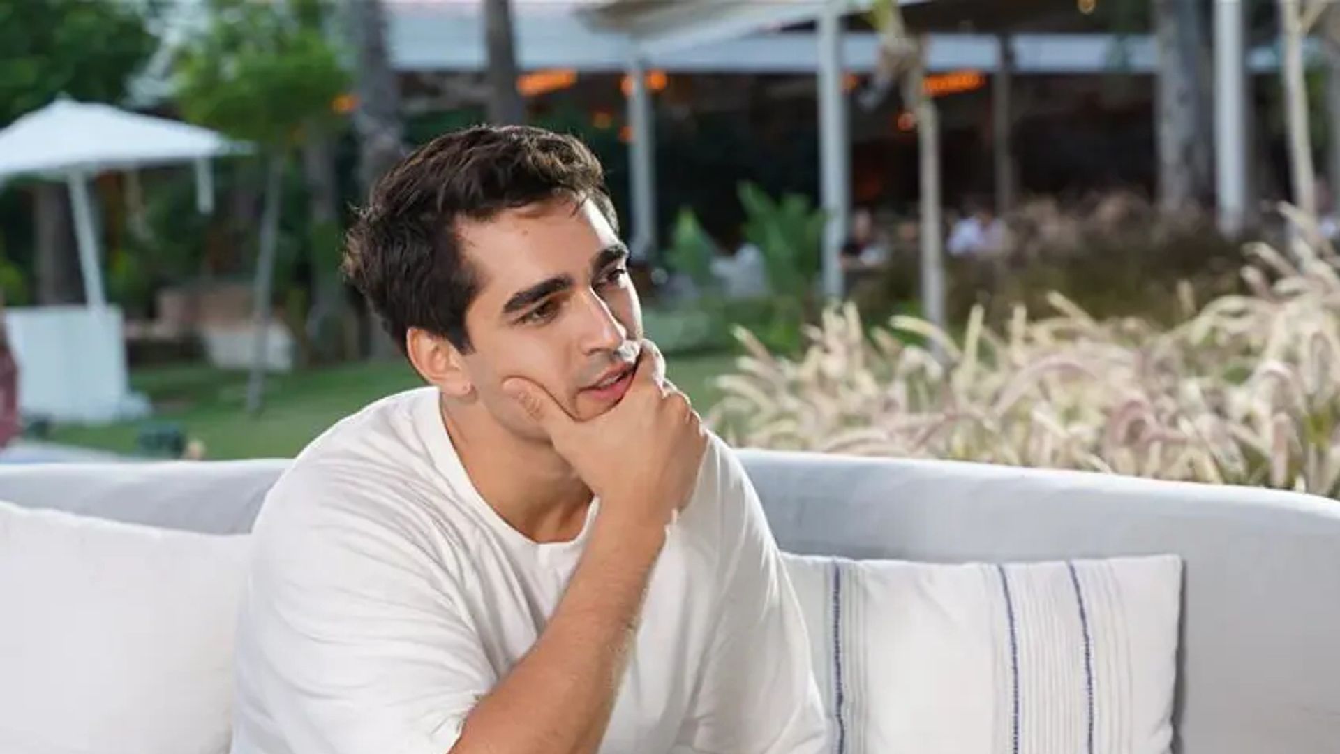 Mert Ramazan Demir ('Una nueva vida') muy bien acompañado por una misteriosa joven que no es Afra Saraçoğlu