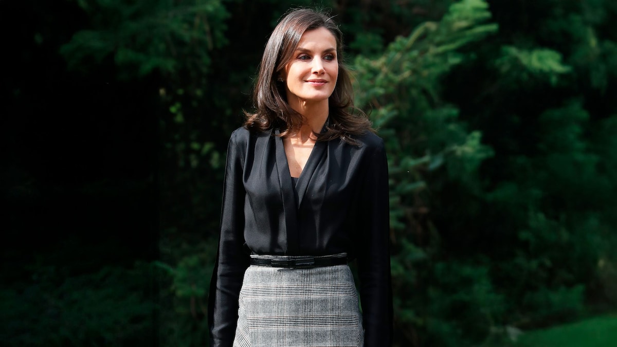 De Rajwa de Jordania a la reina Letizia: la falda estampada que une a las 'royals' y nunca pasa de moda