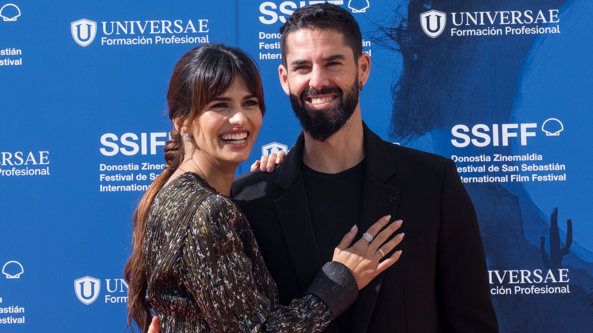 Sara Sálamo entrega a Isco Alarcón una carta de amor en forma de película