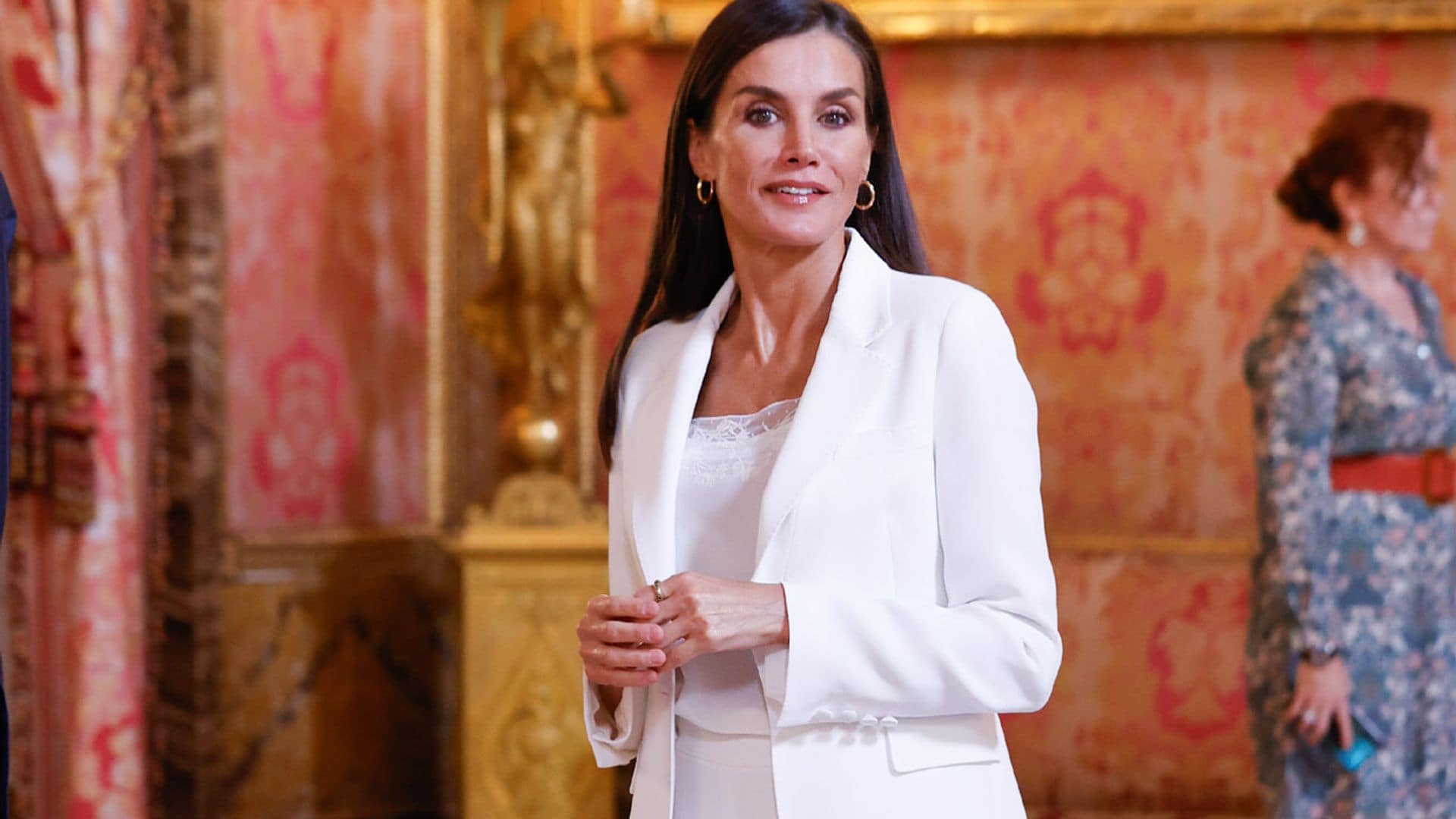 La reina Letizia actualiza el look de la graduación de Leonor con traje blanco y top lencero