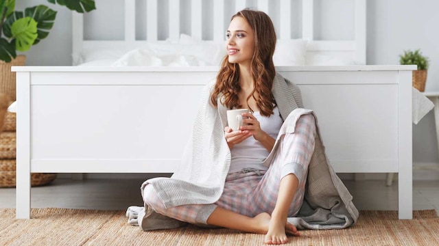 mujer tomando infusion