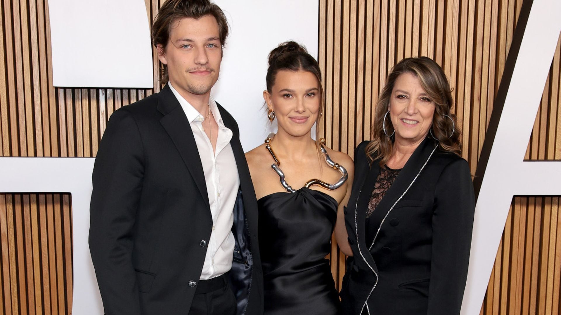 Millie Bobby Brown dedica un discurso a su suegra al recoger un premio de su mano y rodeada de toda la familia